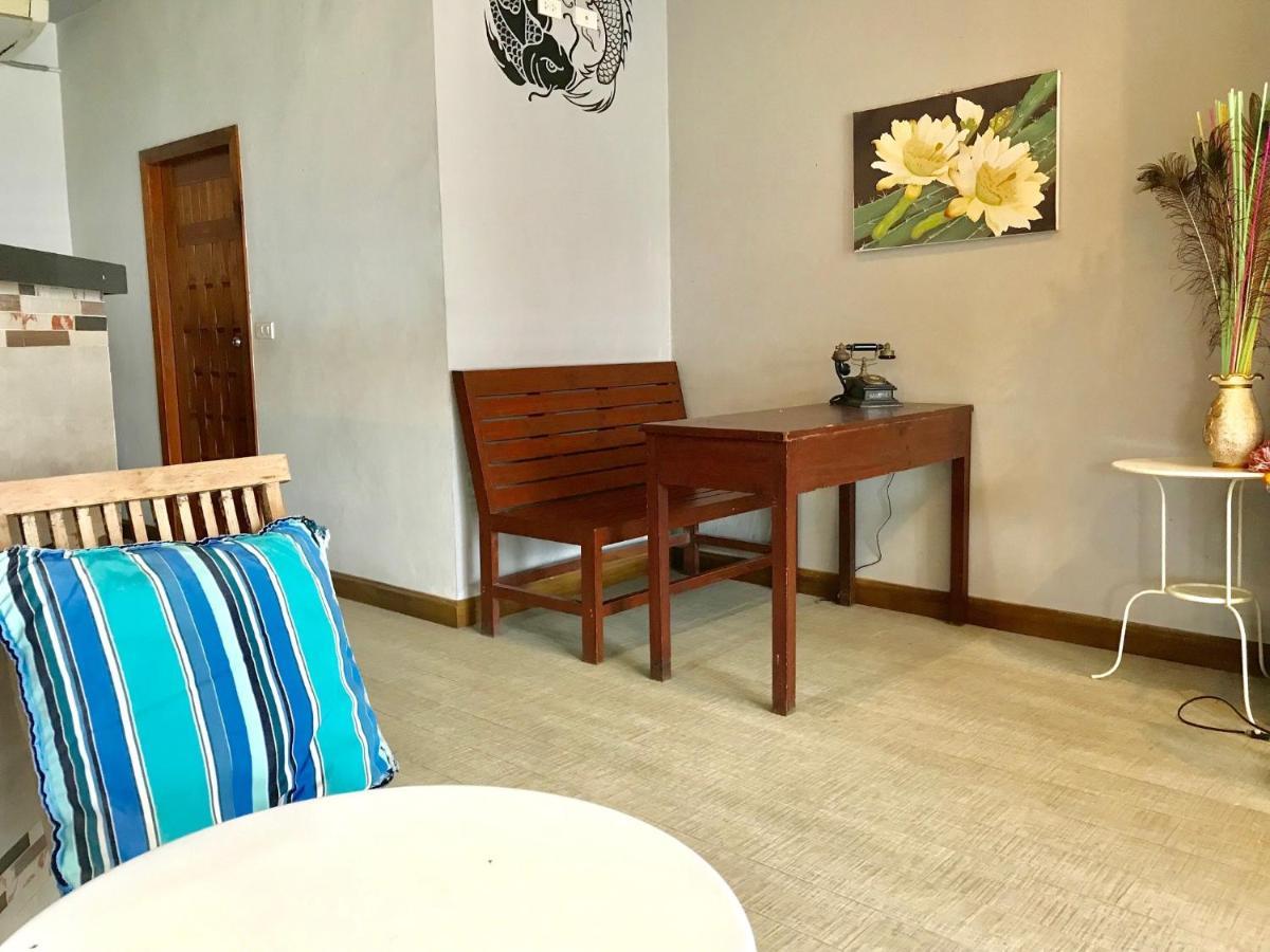 サムイ島 Hiranyika Cafe & Bedホステル エクステリア 写真